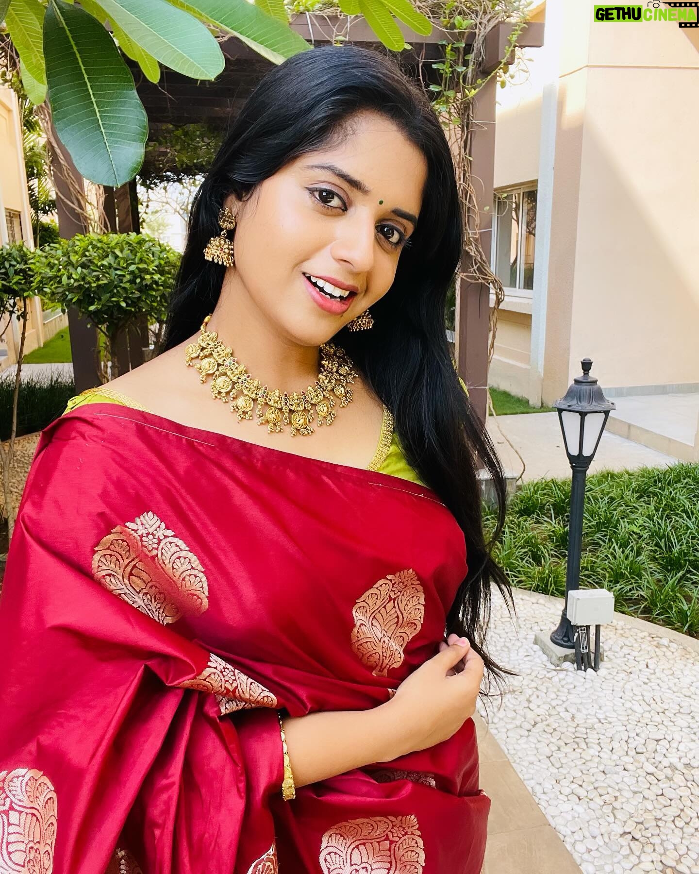 Sathya Devarajan Instagram - This fav song of mine is so underrated like this page â¤ď¸ All these beautiful jewellery sets am wearing is from @sri_jewels_madurai â¤ď¸ Check their page for budget friendly jewellery options đ . . #sathyadevarajan #saree #trending #tamilponnu
