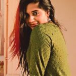 Sathya Devarajan Instagram - Just your Next door girl adding a dash of Main character energy ❤️🫶 . . . . #sathyadevarajan #tamilactress #tamilponnu #kollywood #trending