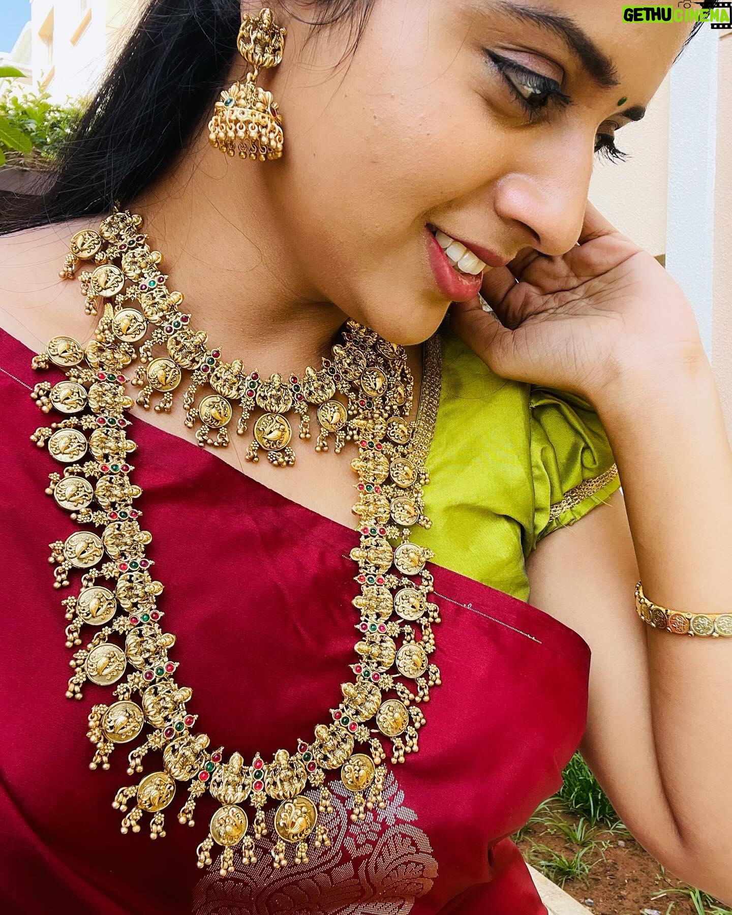 Sathya Devarajan Instagram - This fav song of mine is so underrated like this page â¤ď¸ All these beautiful jewellery sets am wearing is from @sri_jewels_madurai â¤ď¸ Check their page for budget friendly jewellery options đ . . #sathyadevarajan #saree #trending #tamilponnu