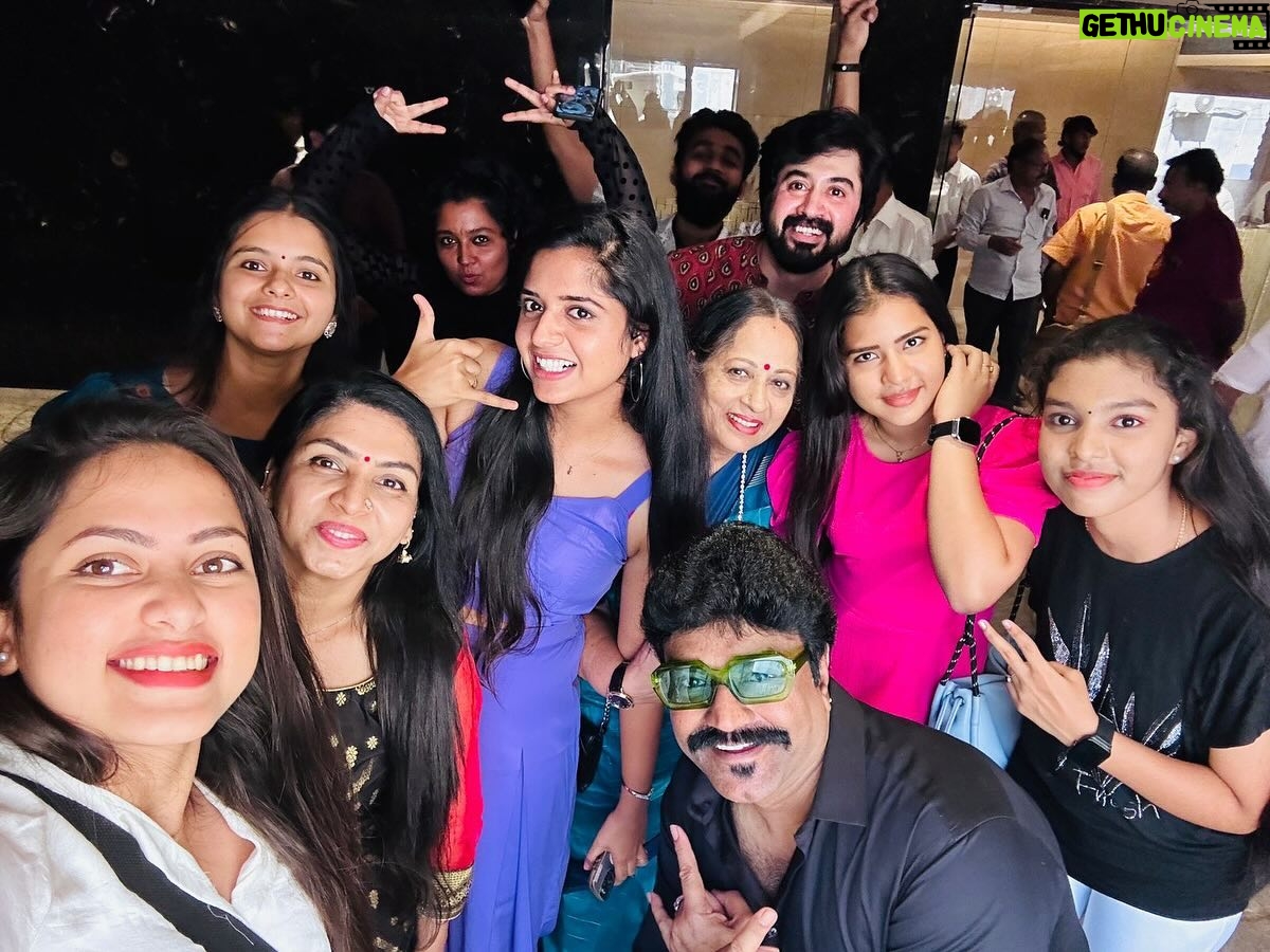 Sathya Devarajan Instagram - That was one awesome day❤️ Thank you for the treat na @velaramamoorthy 🫶 . . . . . #ethirneechal #suntv #tamilserial #teamlunch #sathyadevarajan