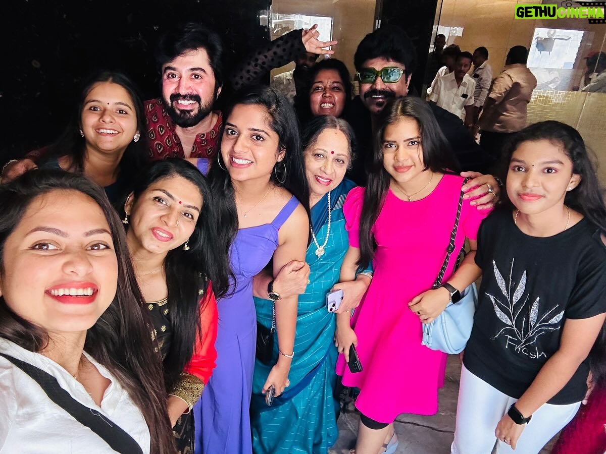 Sathya Devarajan Instagram - That was one awesome day❤️ Thank you for the treat na @velaramamoorthy 🫶 . . . . . #ethirneechal #suntv #tamilserial #teamlunch #sathyadevarajan