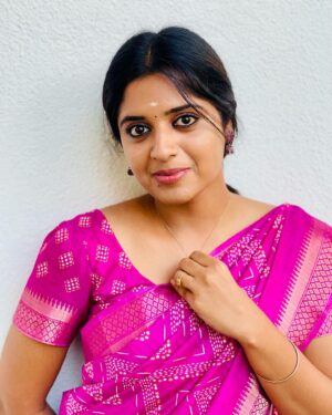 Sathya Devarajan Instagram - Can I be your forever “உன்னவள்” in ur fantasy love story ? ❤️🫶🥹 

Saree : @trendingwithmathi 😇
.
.
.
.
#sathyadevarajan #tamilponnu #suntv #aadhirai #tamilactress #saree #ethirneechal