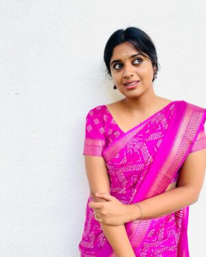 Sathya Devarajan Instagram - Can I be your forever “உன்னவள்” in ur fantasy love story ? ❤️🫶🥹 

Saree : @trendingwithmathi 😇
.
.
.
.
#sathyadevarajan #tamilponnu #suntv #aadhirai #tamilactress #saree #ethirneechal