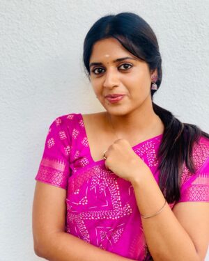 Sathya Devarajan Instagram - Can I be your forever “உன்னவள்” in ur fantasy love story ? ❤️🫶🥹 

Saree : @trendingwithmathi 😇
.
.
.
.
#sathyadevarajan #tamilponnu #suntv #aadhirai #tamilactress #saree #ethirneechal