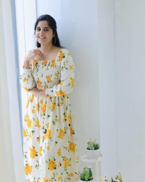Sathya Devarajan Instagram - 💛Minimalist vibes💛
.
.
.
.
#sathyadevarajan #casualstyles #trendinglooks #tamilponnu
