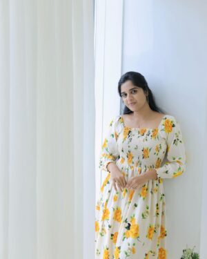 Sathya Devarajan Instagram - 💛Minimalist vibes💛
.
.
.
.
#sathyadevarajan #casualstyles #trendinglooks #tamilponnu
