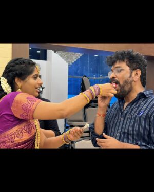 Sathya Devarajan Instagram - Happy birthday to someone who leads the team in the best way and brings out the best out of all of us.
From fangirling and admiring his work since my childhood to working in his very own project. Oh yes I forgot to tell you guyz, I started believing in the Universe ❤️ 

Sir May you find success and happiness in all that you do. 
Cheers to achieving more professional milestones in the days ahead 😃🫶 Happiest birthday sir @thiruselvamvelusamy ❤️