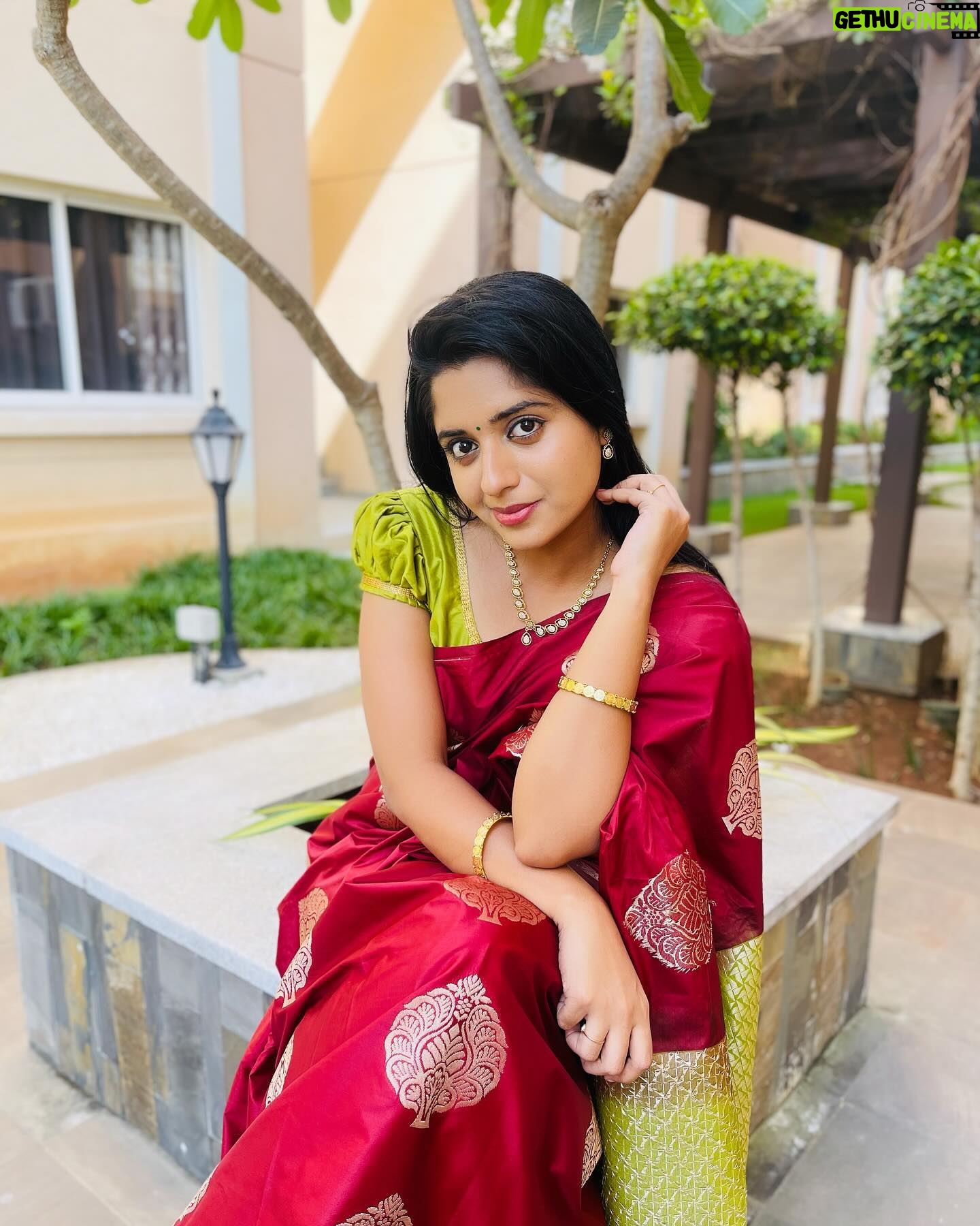 Sathya Devarajan Instagram - This fav song of mine is so underrated like this page â¤ď¸ All these beautiful jewellery sets am wearing is from @sri_jewels_madurai â¤ď¸ Check their page for budget friendly jewellery options đ . . #sathyadevarajan #saree #trending #tamilponnu