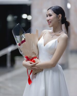 Satida Pinsinchai Instagram - เป็นรางวัลที่ฮิลใจสุดๆ เอมขอขอบคุณทีมงานรายการ Pop News & PopNews Daily และช่องPPTVHD36 รวมถึงคนดูทุกคน ที่ทำให้เอมได้รับรางวัลพิธีกรหญิงดีเด่น ในงานประกาศรางวัล พิฆเนศวร ครั้งที่12 ประจำปี2567 
เอมจะพัฒนาตัวเองให้มากขึ้น เพื่อให้สมกับรางวัลที่ได้มา และถึงแม้จะไม่มีรายการ popnews ต่อไปแล้ว (ใจหายมากๆๆ) เพราะอยู่กับช่อง @pptvhd36 มาตั้งแต่เอมเริ่มทำงานพิธีกร แต่เอมก็อยากมอบรางวัลนี้ให้กับรายการ Pop News Daily ที่ให้โอกาสเอมมาตลอดหลายปีนี้ค่ะ  รักเสมอ 🤍✌🏼 #popnewsdaily 
Makeup @yiim_makeup 
Hair @tuum888 
Stylist @wonder_pol 
Dress @giftratree_studio 
Jewelry @privejewelry 
📸 #teamaimazing