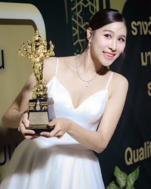 Satida Pinsinchai Instagram - เป็นรางวัลที่ฮิลใจสุดๆ เอมขอขอบคุณทีมงานรายการ Pop News & PopNews Daily และช่องPPTVHD36 รวมถึงคนดูทุกคน ที่ทำให้เอมได้รับรางวัลพิธีกรหญิงดีเด่น ในงานประกาศรางวัล พิฆเนศวร ครั้งที่12 ประจำปี2567 
เอมจะพัฒนาตัวเองให้มากขึ้น เพื่อให้สมกับรางวัลที่ได้มา และถึงแม้จะไม่มีรายการ popnews ต่อไปแล้ว (ใจหายมากๆๆ) เพราะอยู่กับช่อง @pptvhd36 มาตั้งแต่เอมเริ่มทำงานพิธีกร แต่เอมก็อยากมอบรางวัลนี้ให้กับรายการ Pop News Daily ที่ให้โอกาสเอมมาตลอดหลายปีนี้ค่ะ  รักเสมอ 🤍✌🏼 #popnewsdaily 
Makeup @yiim_makeup 
Hair @tuum888 
Stylist @wonder_pol 
Dress @giftratree_studio 
Jewelry @privejewelry 
📸 #teamaimazing