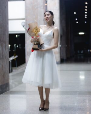 Satida Pinsinchai Instagram - เป็นรางวัลที่ฮิลใจสุดๆ เอมขอขอบคุณทีมงานรายการ Pop News & PopNews Daily และช่องPPTVHD36 รวมถึงคนดูทุกคน ที่ทำให้เอมได้รับรางวัลพิธีกรหญิงดีเด่น ในงานประกาศรางวัล พิฆเนศวร ครั้งที่12 ประจำปี2567 
เอมจะพัฒนาตัวเองให้มากขึ้น เพื่อให้สมกับรางวัลที่ได้มา และถึงแม้จะไม่มีรายการ popnews ต่อไปแล้ว (ใจหายมากๆๆ) เพราะอยู่กับช่อง @pptvhd36 มาตั้งแต่เอมเริ่มทำงานพิธีกร แต่เอมก็อยากมอบรางวัลนี้ให้กับรายการ Pop News Daily ที่ให้โอกาสเอมมาตลอดหลายปีนี้ค่ะ  รักเสมอ 🤍✌🏼 #popnewsdaily 
Makeup @yiim_makeup 
Hair @tuum888 
Stylist @wonder_pol 
Dress @giftratree_studio 
Jewelry @privejewelry 
📸 #teamaimazing