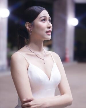 Satida Pinsinchai Instagram - เป็นรางวัลที่ฮิลใจสุดๆ เอมขอขอบคุณทีมงานรายการ Pop News & PopNews Daily และช่องPPTVHD36 รวมถึงคนดูทุกคน ที่ทำให้เอมได้รับรางวัลพิธีกรหญิงดีเด่น ในงานประกาศรางวัล พิฆเนศวร ครั้งที่12 ประจำปี2567 
เอมจะพัฒนาตัวเองให้มากขึ้น เพื่อให้สมกับรางวัลที่ได้มา และถึงแม้จะไม่มีรายการ popnews ต่อไปแล้ว (ใจหายมากๆๆ) เพราะอยู่กับช่อง @pptvhd36 มาตั้งแต่เอมเริ่มทำงานพิธีกร แต่เอมก็อยากมอบรางวัลนี้ให้กับรายการ Pop News Daily ที่ให้โอกาสเอมมาตลอดหลายปีนี้ค่ะ  รักเสมอ 🤍✌🏼 #popnewsdaily 
Makeup @yiim_makeup 
Hair @tuum888 
Stylist @wonder_pol 
Dress @giftratree_studio 
Jewelry @privejewelry 
📸 #teamaimazing
