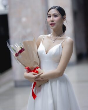 Satida Pinsinchai Instagram - เป็นรางวัลที่ฮิลใจสุดๆ เอมขอขอบคุณทีมงานรายการ Pop News & PopNews Daily และช่องPPTVHD36 รวมถึงคนดูทุกคน ที่ทำให้เอมได้รับรางวัลพิธีกรหญิงดีเด่น ในงานประกาศรางวัล พิฆเนศวร ครั้งที่12 ประจำปี2567 
เอมจะพัฒนาตัวเองให้มากขึ้น เพื่อให้สมกับรางวัลที่ได้มา และถึงแม้จะไม่มีรายการ popnews ต่อไปแล้ว (ใจหายมากๆๆ) เพราะอยู่กับช่อง @pptvhd36 มาตั้งแต่เอมเริ่มทำงานพิธีกร แต่เอมก็อยากมอบรางวัลนี้ให้กับรายการ Pop News Daily ที่ให้โอกาสเอมมาตลอดหลายปีนี้ค่ะ  รักเสมอ 🤍✌🏼 #popnewsdaily 
Makeup @yiim_makeup 
Hair @tuum888 
Stylist @wonder_pol 
Dress @giftratree_studio 
Jewelry @privejewelry 
📸 #teamaimazing