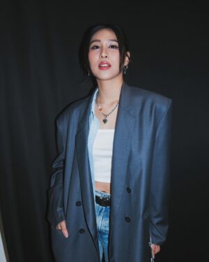 Satida Pinsinchai Instagram - ตื่นเต้นนนอะ ประเทศไทยกำลังจะมีรายการ Thailand Music Countdown พื้นที่ให้ศิลปินปล่อยของ แสงสีเสียงจัดเต็ม!!! ขอบคุณที่ให้เอมรับหน้าที่พิธีกรในงานแถลงข่าววันนี้นะค้าบบบ 🥹🎵🎧🎶 thankyou @aimerwoman 🩶
Make up & Hair @ninlagar 
📸 @joesongyos 
#TMCCountdown #ThailandMusicCountdown #mcAimsatida