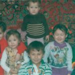 Saule Yusupova Instagram - Мне психолог недавно сказала, что я веду себя как подросток. И я стала за собой наблюдать, и реально я веду образ жизни подростка: покупаю всякую хрень, на ужин ем мороженое, усы начали расти. Просто я до 18 жила в деревне, и пока, все мои ровесники из города смотрели сериалы, ругались с родителями, ездили на концерты, я огород полола. Просто 10 лет лицом вниз. По сути, я пропустила подростковый период, думаю - может хоть сейчас у меня титьки вырастут. Может они тогда не росли, думали: «нет, мы сейчас опустимся, она граблями по нам пройдет». Это так странно, потому все мои подруги сейчас берут ипотеки, планируют детей, а я езжу по Москве и ищу распределяющую шляпу. Я думаю, хорошо, что я не успела родить детей, у меня нет ответственности. Просто прикиньте: я - мать мне надо ребенка вести к логопеду, я не могу, я автостопом в Дубаи уехала. Ну а что он все равно меня не найдет, он мое имя не выговаривает. Я раньше смотрела на 40-летних мужиков на самокате, осуждала их. Сейчас думаю: да нормально, едет домой на встречу своей поллюции. Так что, если где-то увидите меня с блейзером в руках, не осуждайте❤️