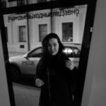 Saule Yusupova Instagram - Я очень сильно тревожный человек. И мне психолог посоветовала, каждый раз когда начинается тревога, все о чем я думаю, записывать это в все в тетрадку. Теперь я пол дня загоняюсь. Остальные пол дня об этом пишу. Я боюсь, что если у меня будут обыскивать квартиру, найдут тетради, и будут долго угорать, типа «Реально? Ты три дня не спала, потому что Том Харди не казах?» А вы как боритесь с тревожностью?
