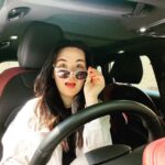 Saule Yusupova Instagram - Я если честно никогда не верила, что буду водить машину еще и в городе, где светофоров больше, чем людей у меня в деревне. Просто я училась и сдавала экзамены на права в деревне – вот для кого в тестах ПДД пишут вопрос про гужевую повозку. Я не сдала экзамен с первого раза: рассказываю! Экзамен был 25 марта накануне моего дня рождения, и я решила нарастить себе ресницы в первый раз. А в 2013 году в поселке наращивали не ресницы, а ужас – это когда у тебя на глазах волосатая гусеница сидит. Короче, из-за того, что еще и глаза узкие – мне эти ресницы перекрыли обзор и я проехала на красный свет светофора))) С тех пор – никаких нарощенных ресниц, там половина и моих ушли. Да даже если бы и сделала их снова, то благодаря подписке на авто от @yndx.drive у меня есть функция передачи руля, так что рулил бы муж. А когда мужа рядом нет, но от усталости трудно водить машину самой, то в подписке можно заказать перегон автомобиля с работы домой, что уже выручало меня не раз.