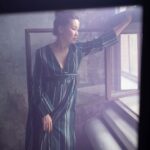 Saule Yusupova Instagram - Завтра 14 февраля, дорогие мужчины, вот вам небольшой список, что можно подарить женщине. На 8 марта тоже актуален. Пишу это потому, что один раз так обожглась) Мне четыре года назад парень подарил золотую цепочку, я сходила в душ, и она оказалась желтая! В Челябинске, конечно, плохая вода, но вряд же она прям золото смывает. Так делать не надо. Что точно понравится женщине 1. Сертификат в Летуаль. (магазин косметики с большим выбором на цены) 2. Сертификат в ИНКАНТО (магазин нижнего белья). Это очень крутой подарок. Но здесь есть условие, сертификат придется брать на большую сумму. Потому что за тыщу там белье можно только потрогать! Просто, мне кажется, что, если дарить сертификат на нижнее белье, то надо брать в дорогие салоны. Сертификат в магазин «Белорусское белье» дарить нельзя. Она его уже сама там купила. 3. Сертификат на Зуб. Считаю это универсальный подарок на все праздники и мужчинам и женщинам. Но дарить можно, если: А) вы давно в отношениях. Б) у нее в разговорах есть фраза «помню в мое время..» Типа «помню в мое время куннилингус называли язык до Киева доведет.» Если встречаетесь три недели, то дарить не стоит, иначе сертификат понадобится вам. 4. Сертификат в СПА. В идеале возьмите абонемент на двоих. Получится 3 в 1. И отдохнете, и ничего придумывать не надо, и вас законно потрогает азиатка. 5. Цветы. Даже если она говорит, что не любит цветы, все равно дарите! Мы готовить тоже не любим, но готовим. 6. Деньги. Но мы женщины немного долбанутые, поэтому если решили дарить деньги, обязательно возьмите либо цветы, либо игрушку или другую романтичную хрень. Чтобы она поверила, что вы старались. 7. Если вы договорились не дарить друг другу подарки, то все равно, ОБЯЗАТЕЛЬНО подарите ей пункт 5. Иначе вам жопа! Всем любви и никаких домашних роллов! ❤️ Девочки, пишите свои истории подарков, пусть мужчины читают. Может быть, так мы спасем какую-нибудь женщину от желтого полосатика