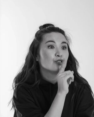 Saule Yusupova Instagram - Женщинам всегда указывают как жить, сначала орут: выйди замуж, потом – рожай! Потом говорят: а че ты одного родила - ему скучно, второго роди! Потом: че ты дома сидишь, иди работай они уже большие!  Я поняла, что я хочу быстрее стать бабкой!  И то мне кажется, что до них тоже докапываются.  Может они поэтому в 6 утра из дома уезжают, чтобы их никто не трогал.
 
Потом, из-за того, что нам постоянно диктуют как нам жить, у нас, когда появляется свобода – мы не знаем, что нам делать.  Все угорают над женщинами после развода – что она всякой хренью занимается. Конечно, у нее план на жизнь слетел. Она поэтому на пилон залезла. Думает: ща вниз головой повишу, кровь прильет, придумаю что делать.
 
Жизнь женщины в обществе расписана до 40 лет поминутно. Поэтому, мы только в 40 лет начинаем искать себя. Типа: а кто я, а что мне нравится?
Нам надо научиться у мужиков. Они, наоборот, до 40 лет только ищут себя. Потом в 40 начинают строить какую-то взрослую жизнь. Он стоит думает: так, наверное, надо детей, а блин у меня уже их двое. 

📸 @dr.r.fatkhullin спасибо за фото! ❤️❤️❤️