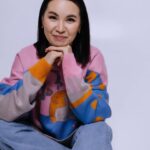 Saule Yusupova Instagram – Давно меня не было) 
Из новостей: был концерт в Дубаи, зрители ❤️ но Дубаи мне не понравились, даже фото нет, было ощущение, что меня привезли на стройку) 
Еще из новостей взяли с мужем ипотеку)) да, однушку, зато свое, как говорится! 
Была премьера фильма «тёща» шла по красной дорожке, пока шла все время  думала: закрыла я форточку дома или нет))) 
На премьере был Филлип Киркоров, я с ним сфотографировалась, мечта сбылась! Теперь не знаю зачем дальше жить))) 
Сейчас нахожусь в Мурманске и Мурманск мне нравится больше, чем Дубаи! 
Скоро выложу пост с датами сольных концертов по городам🖤
А и самое главное, концерт на ютубе уже набрал 3 миллиона просмотров, спасибо всем, кто посмотрел, я читаю все комментарии, вы лучшие люди❤️❤️❤️
На фото, красивую меня сделала @ritasbeauty_ 
Сейчас я, конечно,  так не выгляжу))
Делитесь своими новостями в комментариях, будем вместе проживать))