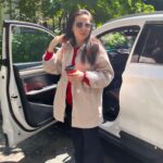 Saule Yusupova Instagram - У меня вопрос к мужикам! Мужчины объясните мне пожалуйста, когда вы говорите «СКОРО» это сколько по времени?! Один раз мне муж сказал: я скоро приду – и пришел через час. Потом опять сказал скоро приду и пришел через три дня. Помогите разобраться. Делюсь с вами, что я поняла: если мужик говорит- сегодня – значит надо ему напомнить и он сделает. Если мужик говорит: завтра- значит проще сделать самой. Если говорит: потом – значит никогда. Если говорит: обязательно сделаю в лучшем виде- лучше попросить его ничего не делать. А скоро это сколько?! Муж сказал : «скоро купим машину» - это через сколько лет?! Просто я уже протестила машину, которую хочу. Все благодаря тому, что у @yndx.drive появилась долгосрочная подписка на авто - и я довольная и муж крепко спит. Сейчас подписка доступна в Москве и Петербурге, но зона использования почти безгранична и включает в себя часть Карелии, центральную Россию включая Золотое Кольцо, а также Краснодарский край и Сочи, что особенно актуально летом. Машины можно арендовать на срок от одного месяца до полутора лет.