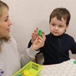 Saule Yusupova Instagram - 1 июня отмечается День защиты детей. И это ещё один важный повод подумать о тех, кому нужно особое внимание. Поэтому мы вместе с фондом «Обнажённые сердца» составили несколько правил общения с ребёнком с особенностями развития. 1. Не будьте фамильярными и не говорите дауны, даунята или аутисты. Каждый из нас в первую очередь человек, а не его болезнь. Только дети с синдром Дауна или дети с аутизмом. 2. Не нарушайте личное пространство. Не трогайте без разрешения инвалидную коляску или протез – вам бы самим понравилось, если бы незнакомый человек взял вас за руку? 3. Не избегайте детей с аутизмом на площадке. Они так же, как и все, любят общаться, шутить и играть. Просто иногда им нужно чуть больше времени на адаптацию. #обнаженныесердца