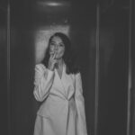 Saule Yusupova Instagram - В последнее время, ощущаю себя женщиной. Не девушкой, а вот прям взрослой женщиной, у которой дела, планы на 15 лет вперёд и я верю в БАДы. Я ещё колготки капроновые сразу две пары беру, потому что заусенцы. Состояние, когда у каждой морщины появляется история: это не лоб просел- это я документы на ипотеку собирала. Есть свои плюсы. Как только начинаешь ощущать себя женщиной, люди серьезней начинают относиться к тебе. Типа с ней шутить нельзя, она точно знает куда писать жалобу. Фото постановочное, курить вредно. Хотя, некоторым женщинам идёт! Спасибо за фото и эксперимент @yasna_blik ❤️