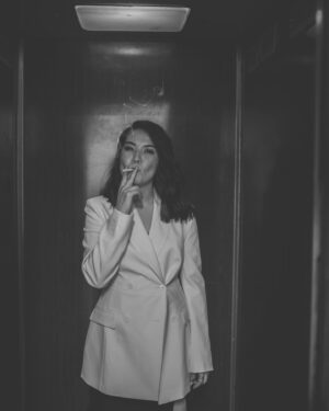 Saule Yusupova Instagram - В последнее время, ощущаю себя женщиной. Не девушкой, а вот прям взрослой женщиной, у которой дела, планы на 15 лет вперёд и я верю в БАДы.  Я ещё колготки капроновые сразу две пары беру, потому что заусенцы. 
Состояние, когда у каждой морщины появляется  история: это не лоб просел- это я документы на ипотеку собирала. 
Есть свои плюсы. Как только начинаешь ощущать себя женщиной, люди серьезней начинают относиться к тебе. Типа с ней шутить нельзя, она точно знает куда писать жалобу. 

Фото постановочное, курить вредно. Хотя, некоторым женщинам идёт! 
Спасибо за фото и эксперимент @yasna_blik ❤️