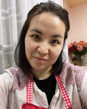 Saule Yusupova Instagram - Заехала в гости к родителям❤️

Вкусно поела 
Выкинула тонну просроченных лекарств 
Помылась в бане
Выспалась 
Всем этого желаю❤️
Из веселого: 
Родители взяли котенка и назвали его Сюрприз. (Я не в курсе была) Как я обосралась когда шла по двору и мама из дома в окно начала орать:Сюрприз! Сюрприз!