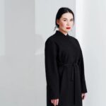 Saule Yusupova Instagram - Бывает у вас такое, когда покупаешь красивую одежду и она висит? Сначала думаешь: надену на праздник, потом наступает праздник, а она тебе мала. Потом ты худеешь и вот так появляются зимой женщины в топике. Это в точности я! Я перешла в стиль оверсайз — это очень удобно, особенно когда прыгает вес и много работы. Проблема оверсайза в том, что он чаще всего скрывает тебя: твою фигуру, твою женственность. Я ни разу не видела, чтобы мужчина крикнул девушке в толстовке оверсайз: «вот это соска!!!» Но недавно бренд TRONOVA @tronovabrand, который создала стилист Даша Тронова @darya.tronova, доказал мне, что оверсайз может быть не только удобным, но и женственным. Я увидела в зеркале себя свободную, красивую и утонченную. Прелесть в том, что даже повседневная одежда выглядит настолько стильно, что можно надеть на праздник, на работу, на свидание! Спасибо @tronovabrand что заботитесь о красоте и удобстве женщин, сохраняя индивидуальность! ❤️ И кстати! По промокоду MORESAULE, до 30.06, вас ждёт приветственный бонус для новых клиентов. Действует на сайте и у менеджеров бренда 🤍