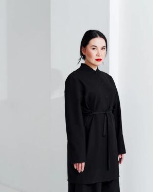 Saule Yusupova Instagram - Бывает у вас такое, когда покупаешь красивую одежду и она висит? Сначала думаешь: надену на праздник, потом наступает праздник, а она тебе мала. Потом ты худеешь и вот так появляются зимой женщины в топике. Это в точности я! 

Я перешла в стиль оверсайз — это очень удобно, особенно когда прыгает вес и много работы. Проблема оверсайза в том, что он чаще всего скрывает тебя: твою фигуру, твою женственность. Я ни разу не видела, чтобы мужчина крикнул девушке в толстовке оверсайз: «вот это соска!!!»

Но недавно бренд TRONOVA @tronovabrand, который создала стилист Даша Тронова @darya.tronova, доказал мне, что оверсайз может быть не только удобным, но и женственным.

Я увидела в зеркале себя свободную, красивую и утонченную. 
Прелесть в том, что даже повседневная одежда выглядит настолько стильно, что можно надеть на праздник, на работу, на свидание! 
Спасибо @tronovabrand что заботитесь о красоте и удобстве женщин, сохраняя индивидуальность! ❤️

И кстати! По промокоду MORESAULE, до 30.06, вас ждёт приветственный бонус для новых клиентов. Действует на сайте и у менеджеров бренда 🤍