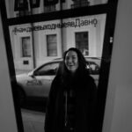 Saule Yusupova Instagram - Я очень сильно тревожный человек. И мне психолог посоветовала, каждый раз когда начинается тревога, все о чем я думаю, записывать это в все в тетрадку. Теперь я пол дня загоняюсь. Остальные пол дня об этом пишу. Я боюсь, что если у меня будут обыскивать квартиру, найдут тетради, и будут долго угорать, типа «Реально? Ты три дня не спала, потому что Том Харди не казах?» А вы как боритесь с тревожностью?