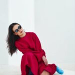Saule Yusupova Instagram - Бывает у вас такое, когда покупаешь красивую одежду и она висит? Сначала думаешь: надену на праздник, потом наступает праздник, а она тебе мала. Потом ты худеешь и вот так появляются зимой женщины в топике. Это в точности я! Я перешла в стиль оверсайз — это очень удобно, особенно когда прыгает вес и много работы. Проблема оверсайза в том, что он чаще всего скрывает тебя: твою фигуру, твою женственность. Я ни разу не видела, чтобы мужчина крикнул девушке в толстовке оверсайз: «вот это соска!!!» Но недавно бренд TRONOVA @tronovabrand, который создала стилист Даша Тронова @darya.tronova, доказал мне, что оверсайз может быть не только удобным, но и женственным. Я увидела в зеркале себя свободную, красивую и утонченную. Прелесть в том, что даже повседневная одежда выглядит настолько стильно, что можно надеть на праздник, на работу, на свидание! Спасибо @tronovabrand что заботитесь о красоте и удобстве женщин, сохраняя индивидуальность! ❤️ И кстати! По промокоду MORESAULE, до 30.06, вас ждёт приветственный бонус для новых клиентов. Действует на сайте и у менеджеров бренда 🤍