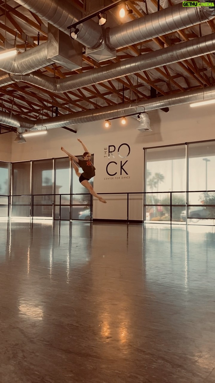 Savannah Kristich Instagram - throwin it back to @therockcompanyofficial summer intensive! i genuinely am so happy when i get to take class from @tyce82! he is not only a brilliant dancer, but he has a brilliant mind as well! people like him are the reason why new generations are educated on legends and history of dance. forever thankful for him! šāļø #dance #therockcenterfordance #tycediorio #danceeducation