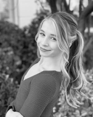 Savannah Kristich Instagram - I’m really starting to love red lately, although black has always had my heart.  Comment your favorite 1 or 2 ❤️❤️or 🖤🤍
.
.
.
.
#incolor #blackandwhite #whatisyourfavorite #icantdecide #monotone #red #pickone #february #almostvalentinesday #dance #dancer #dancerofig #savannahkristich