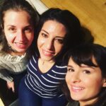Sawsan Arsheed Instagram - الصديق الحقيقي هو الصديق يلي بمدّك بالطاقة الايجابية والمحبة بيسندك وقت كربك بطبطب عليك وقت حزنك بيفرح لنجاحك بقللك الكلمة البشعة قبل الحلوة بوّشك بدون مراوغة أو غيبة صديقك يلي بيصدقك القول وقت بتحتاج مشورتو ... أنّوسة وسوسو بحبكون🌹🌹🌹. @sallyshehabi @inas_hakki #goodtimes #smile #bautifull #friends #lovely #evning #peace #Troyes #france #syrian #actress #girls 🌹🌹🌹❤❤❤👯👯👯