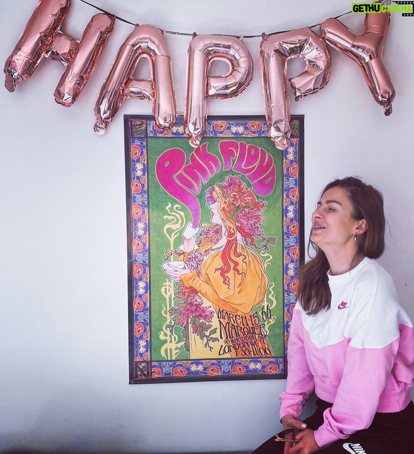 Sawsan Arsheed Instagram - #syrien #actress #goodmorning #happiness Taken by @megaarsheed #livegoodvibes #pinkfloyedposter ❤️❤️❤️. اهتموا بقلوبكم واضحكوا منها وعودوا إليها في انكساراتكم وآلامكم ستهتم هي بالباقي انبضوا معها وانعشوا القلوب التي هجرها اصحابها لربما نصل لعالم يملؤه الحب ولا شيء سوى الحب