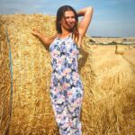 Sawsan Arsheed Instagram – أنا مع الحريّة وحريّة الفرد من حقّه طالما أنها لم تتعدى على حريّة الآخر.
قد تفاجئت كثيراً بالتعليقات والرسائل الجميلة المليئة بالإنسانية والحب وتقبّل الآخر من جميع فئات المجتمع .
كما وصلني الكثير من التعليقات والرسائل المليئة بالكراهية والشتم والقدح والذّم والجهل والخوف من أشخاص تمّ حصرهم بقوالب اجتماعية بالية لاذنب لهم فيها لم تترك لهم مجالاً أو فسحة لحريّتهم أو لعقولهم لاستيعاب الآخر المختلف.
وقد وصل الجهل وقلّة المعرفة والتعتيم في مجتمعاتنا الى حد ان يخلط هؤلاء بين (LGBTQ) وبين المعتدين والمغتصبين ، واذا كان الموضوع محرّم ديني(تابو) فدعو الخلق للخالق ولا تمارسوا دوره على الأرض .
الحياة جميلة باختلافاتها كن نفسك ودع الآخر يكون.
إنني ادعم الحريّة الشّخصية لجماعة ميم (LGBTQ) فهم لم يتعدّوا على حقوق أحد ولم يؤذوا أحد فليس من حق أحد التّعدي على حقوقهم(هم لم ينظروا في فراشكم فلا تسترقوا النظر إلى فراشهم) .
هذا ماصرّحت به وأعيد ،أما بالنسبة للاجتهادات الشخصية لبعض الصّحفيين الذين يتكلمون عن تصريحات لي من نسج تحليلاتهم المرتبطة بعوالمهم الداخلية وخيالهم وأحكامهم المسبقة فهذا شأنهم ولايمت لي بصلّة ودور المتلقي الفصل بين التصريح والتحليل كونو تحوّلت بعض أنواع الصحافة في بلداننا لصحافة صفراء ومن أراد معرفة ماأقول صفحتي موجودة ومتاحة للجميع.  مع كامل محبّتي علّنا نصبح على عالم أجمل❤️#love #peace #humanity #Acceptance #support #lgbtq.  Translation in instagram story.  t ❤️❤️❤️