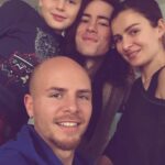 Sawsan Arsheed Instagram – معكون برجع بضحك ضحكة طفولتي بترجعوني بنت عمري ست سنين بلا ولا شي مجرّد بنت صغيرة بدها تلعب وتضحك وتحب وتحلم …بحبكووووووون  @megaarsheed 🥰😘. @jameel_arsheed 😘🥰. #love #familytime #brother #happiness #peace #happynewyear #2020 #hope #syrien #actress #troyes #france🇫🇷 ❤️❤️❤️