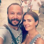 Sawsan Arsheed Instagram – من ١٥ سنة تعرّفت على شب عيونو مليانة أمل وحب وطموح وانسانيّة وشجاعة حبيتو وحبّيت عيونو واتجوزنا على أمل إنّو يطلع يلي شفتو مظبوط مرّوا السنين وكل سنة بشوف فيك اشيا أحلى وأجمل من يلي شفتهون بأول مرّة وبحبك أكتر من السنة يلي قبلها سنة حلوة ياحبيبي والحياة تحمللك أماني حلوة عقد نيتك ودفا قلبك ❤️❤️❤️ #happybirthday #actor #syrian #love #peace #france🇫🇷 @maximkhalil1
