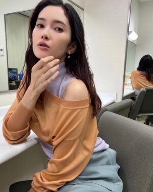 Saya Ichikawa Instagram - あした放送、ローカル路線バス乗り継ぎ対決旅　街ガチャ争奪バトル！街中のご当地カプセルトイを回しながら、陣取り合戦・鬼ごっこ・バス旅のハイブリッド的なバトルです。
市川はザ・マミィの林田さんとパックンさんのチームで対決しました。めちゃくちゃ歩いたけどめちゃくちゃ楽しかったー　
お時間許す方はぜひとも！
⁡
テレビ東京 「水バラ ローカル路線バス乗り継ぎ対決旅　大宮＆川越で街ガチャ争奪バト」
11月1日 18:25〜21:00
⁡
#衣装 は
#ニット #スカート @currentage_
#ピアス @escapers_online
#リング @asamifujikawa
#バッグ @yahki_tokyo
#スタイリスト @okapiiiii 
#時計 #orientstar #スケルトン
#水バラ