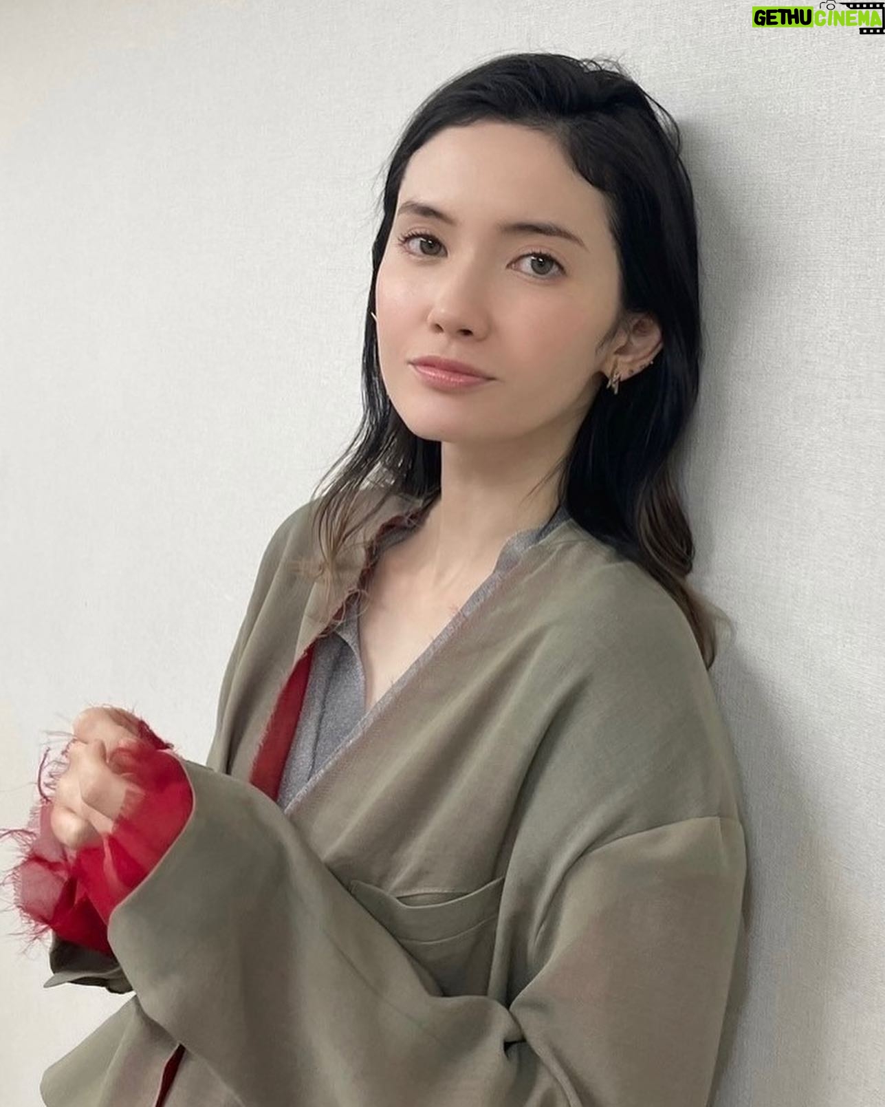 Saya Ichikawa Instagram - 明日、日テレ「ブラックボックス」とNHK「どうもNHK」に出演します。ブラックボックスでは、昔からずっと気になってた謎の組織・モンドセレクションの正体に迫ります。どうもNHKでは以前放送した貨物列車の番組を紹介。 JWAVE 「TIME AND TIDE」(ゲストは 真心ブラザーズ のYO-KINGさん)とNHKFM「かけクラ」(テーマはクラシックx寒)もあります。 写真はNHKプロファイラー、クレオパトラ特集のとき。オンエアは終わりましたが、見逃し配信があるので歴史好きな方はぜひ。 NHK総合「どーも、NHK 」 2月18日 11:20〜11:54 日テレ「ブラックボックス」 2月18日 14:00〜15:00 J-WAVE 「Orient Star TIME AND TIDE」 毎週土曜 21時〜 @jwavetimeandtide 聴き逃しはPodcast版にて! NHKfm 「x(かける)クラシック」 毎週日曜 14:00〜15:50 毎週月曜 8:00〜 聴き逃しは らじるらじるにて BS TBS「麺鉄」東北編 2月18 21:00〜23:00 #衣装 は 1,2枚目 #プロファイラー #セットアップ @masaco_teranishi #ピアス @lanaswans_official #シューズ @tela9official 3-4枚目 どうも、NHK #ジャケット #パンツ #ニット @ponti_tokyo #ピアス @justindavis_jewels @JACK_JOAT #シューズ @daniella_and_gemma 5-6枚目 #ブラックボックス #ジャケット @the_yon_official #シアートップス @provoke_design_boutique @JACK_JOAT #リング @theofficialpandora #シューズ @mollinishoes @JACK_JOAT #ヘアメイク @hairmake_chibamariko #スタイリング @kanna_manabe 長々と失礼しました。良い週末を!