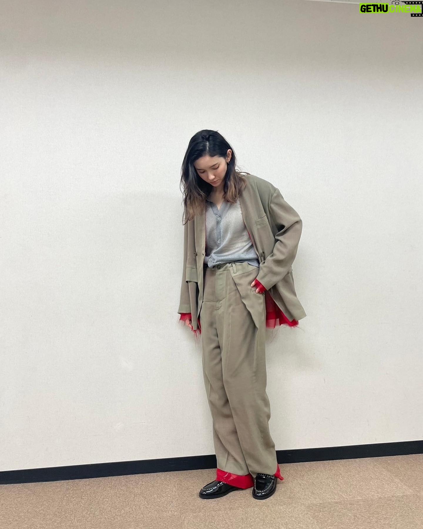 Saya Ichikawa Instagram - 明日、日テレ「ブラックボックス」とNHK「どうもNHK」に出演します。ブラックボックスでは、昔からずっと気になってた謎の組織・モンドセレクションの正体に迫ります。どうもNHKでは以前放送した貨物列車の番組を紹介。 JWAVE 「TIME AND TIDE」(ゲストは 真心ブラザーズ のYO-KINGさん)とNHKFM「かけクラ」(テーマはクラシックx寒)もあります。 写真はNHKプロファイラー、クレオパトラ特集のとき。オンエアは終わりましたが、見逃し配信があるので歴史好きな方はぜひ。 NHK総合「どーも、NHK 」 2月18日 11:20〜11:54 日テレ「ブラックボックス」 2月18日 14:00〜15:00 J-WAVE 「Orient Star TIME AND TIDE」 毎週土曜 21時〜 @jwavetimeandtide 聴き逃しはPodcast版にて! NHKfm 「x(かける)クラシック」 毎週日曜 14:00〜15:50 毎週月曜 8:00〜 聴き逃しは らじるらじるにて BS TBS「麺鉄」東北編 2月18 21:00〜23:00 #衣装 は 1,2枚目 #プロファイラー #セットアップ @masaco_teranishi #ピアス @lanaswans_official #シューズ @tela9official 3-4枚目 どうも、NHK #ジャケット #パンツ #ニット @ponti_tokyo #ピアス @justindavis_jewels @JACK_JOAT #シューズ @daniella_and_gemma 5-6枚目 #ブラックボックス #ジャケット @the_yon_official #シアートップス @provoke_design_boutique @JACK_JOAT #リング @theofficialpandora #シューズ @mollinishoes @JACK_JOAT #ヘアメイク @hairmake_chibamariko #スタイリング @kanna_manabe 長々と失礼しました。良い週末を!