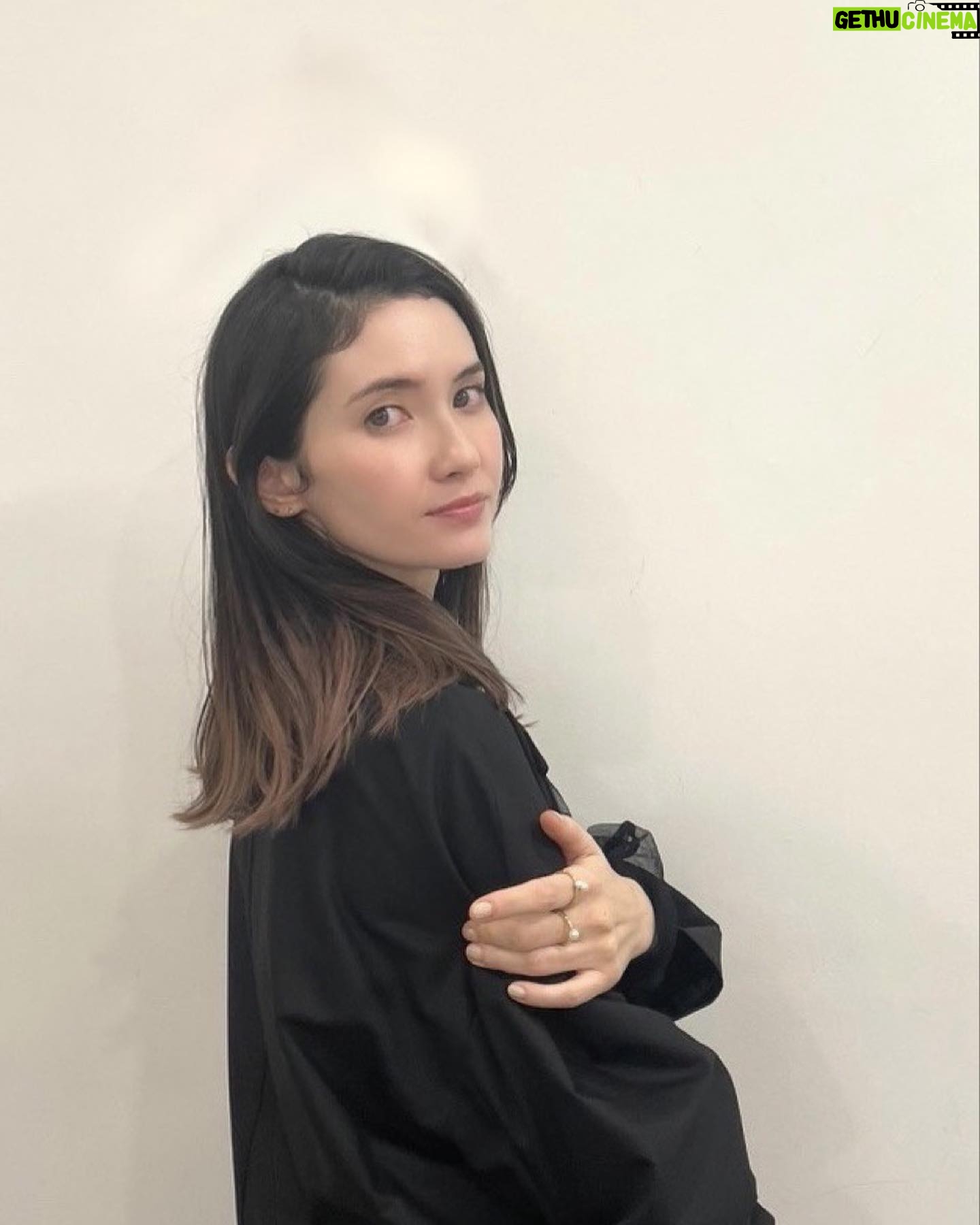 Saya Ichikawa Instagram - 明日、日テレ「ブラックボックス」とNHK「どうもNHK」に出演します。ブラックボックスでは、昔からずっと気になってた謎の組織・モンドセレクションの正体に迫ります。どうもNHKでは以前放送した貨物列車の番組を紹介。 JWAVE 「TIME AND TIDE」(ゲストは 真心ブラザーズ のYO-KINGさん)とNHKFM「かけクラ」(テーマはクラシックx寒)もあります。 写真はNHKプロファイラー、クレオパトラ特集のとき。オンエアは終わりましたが、見逃し配信があるので歴史好きな方はぜひ。 NHK総合「どーも、NHK 」 2月18日 11:20〜11:54 日テレ「ブラックボックス」 2月18日 14:00〜15:00 J-WAVE 「Orient Star TIME AND TIDE」 毎週土曜 21時〜 @jwavetimeandtide 聴き逃しはPodcast版にて! NHKfm 「x(かける)クラシック」 毎週日曜 14:00〜15:50 毎週月曜 8:00〜 聴き逃しは らじるらじるにて BS TBS「麺鉄」東北編 2月18 21:00〜23:00 #衣装 は 1,2枚目 #プロファイラー #セットアップ @masaco_teranishi #ピアス @lanaswans_official #シューズ @tela9official 3-4枚目 どうも、NHK #ジャケット #パンツ #ニット @ponti_tokyo #ピアス @justindavis_jewels @JACK_JOAT #シューズ @daniella_and_gemma 5-6枚目 #ブラックボックス #ジャケット @the_yon_official #シアートップス @provoke_design_boutique @JACK_JOAT #リング @theofficialpandora #シューズ @mollinishoes @JACK_JOAT #ヘアメイク @hairmake_chibamariko #スタイリング @kanna_manabe 長々と失礼しました。良い週末を!