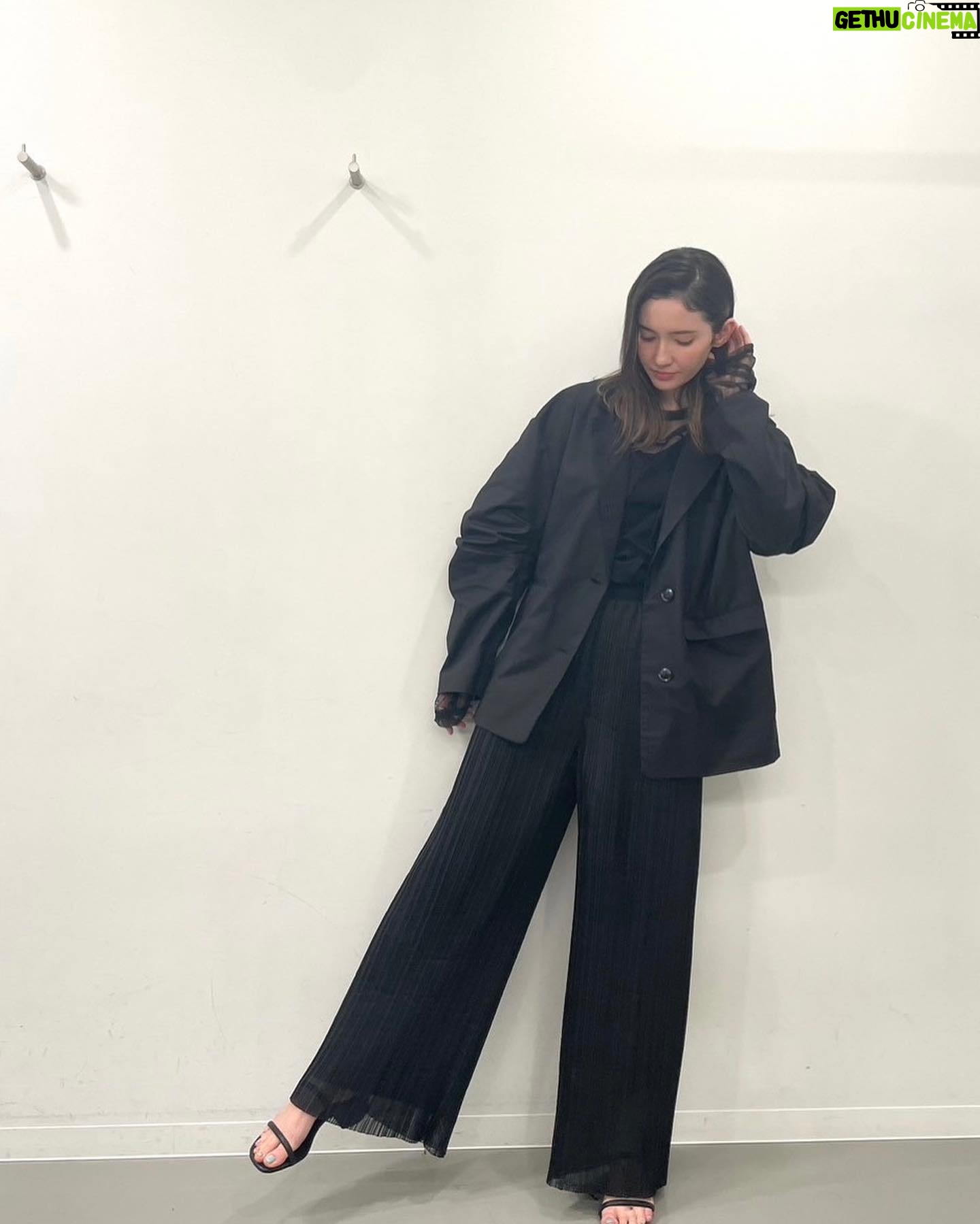 Saya Ichikawa Instagram - 明日、日テレ「ブラックボックス」とNHK「どうもNHK」に出演します。ブラックボックスでは、昔からずっと気になってた謎の組織・モンドセレクションの正体に迫ります。どうもNHKでは以前放送した貨物列車の番組を紹介。 JWAVE 「TIME AND TIDE」(ゲストは 真心ブラザーズ のYO-KINGさん)とNHKFM「かけクラ」(テーマはクラシックx寒)もあります。 写真はNHKプロファイラー、クレオパトラ特集のとき。オンエアは終わりましたが、見逃し配信があるので歴史好きな方はぜひ。 NHK総合「どーも、NHK 」 2月18日 11:20〜11:54 日テレ「ブラックボックス」 2月18日 14:00〜15:00 J-WAVE 「Orient Star TIME AND TIDE」 毎週土曜 21時〜 @jwavetimeandtide 聴き逃しはPodcast版にて! NHKfm 「x(かける)クラシック」 毎週日曜 14:00〜15:50 毎週月曜 8:00〜 聴き逃しは らじるらじるにて BS TBS「麺鉄」東北編 2月18 21:00〜23:00 #衣装 は 1,2枚目 #プロファイラー #セットアップ @masaco_teranishi #ピアス @lanaswans_official #シューズ @tela9official 3-4枚目 どうも、NHK #ジャケット #パンツ #ニット @ponti_tokyo #ピアス @justindavis_jewels @JACK_JOAT #シューズ @daniella_and_gemma 5-6枚目 #ブラックボックス #ジャケット @the_yon_official #シアートップス @provoke_design_boutique @JACK_JOAT #リング @theofficialpandora #シューズ @mollinishoes @JACK_JOAT #ヘアメイク @hairmake_chibamariko #スタイリング @kanna_manabe 長々と失礼しました。良い週末を!