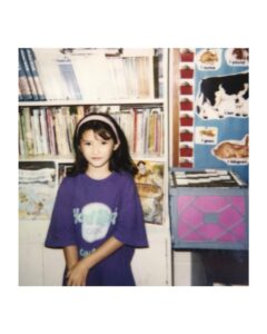 Saya Ichikawa Instagram - みなさんたくさんの誕生日メッセージありがとうございます。みなさんの存在がいつも励みになっています。こんな微妙なインスタでもみていただけて感謝です。　 写真はビフォーアフター！小学2年生→いま(JWAVEのいつものスタジオにて。シーズースウェットをゲット！！！) いつもありがとうございます！ 素敵なバレンタインデーを！