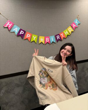 Saya Ichikawa Instagram - みなさんたくさんの誕生日メッセージありがとうございます。みなさんの存在がいつも励みになっています。こんな微妙なインスタでもみていただけて感謝です。　
写真はビフォーアフター！小学2年生→いま(JWAVEのいつものスタジオにて。シーズースウェットをゲット！！！)

いつもありがとうございます！
素敵なバレンタインデーを！
