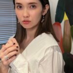 Saya Ichikawa Instagram - スイカはどこまで食べていいかわからないまま過ぎてく2023年夏 ⁡ 写真は リベラルアーツプログラム for Business の動画撮影の衣装 https://aeonconnect.jp/liberal_arts/ 　 #ブラウス #パンツ　@ganni #ピアス @kameemon30 #リング @annemariechagnon_jp #スタイリング @masacott__ #ヘアメイク @maikoinomatamaiko ⁡ ⁡
