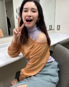 Saya Ichikawa Instagram - あした放送、ローカル路線バス乗り継ぎ対決旅　街ガチャ争奪バトル！街中のご当地カプセルトイを回しながら、陣取り合戦・鬼ごっこ・バス旅のハイブリッド的なバトルです。 市川はザ・マミィの林田さんとパックンさんのチームで対決しました。めちゃくちゃ歩いたけどめちゃくちゃ楽しかったー　 お時間許す方はぜひとも！ ⁡ テレビ東京 「水バラ ローカル路線バス乗り継ぎ対決旅　大宮＆川越で街ガチャ争奪バト」 11月1日 18:25〜21:00 ⁡ #衣装 は #ニット #スカート @currentage_ #ピアス @escapers_online #リング @asamifujikawa #バッグ @yahki_tokyo #スタイリスト @okapiiiii #時計 #orientstar #スケルトン #水バラ