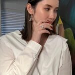 Saya Ichikawa Instagram - スイカはどこまで食べていいかわからないまま過ぎてく2023年夏 ⁡ 写真は リベラルアーツプログラム for Business の動画撮影の衣装 https://aeonconnect.jp/liberal_arts/ 　 #ブラウス #パンツ　@ganni #ピアス @kameemon30 #リング @annemariechagnon_jp #スタイリング @masacott__ #ヘアメイク @maikoinomatamaiko ⁡ ⁡